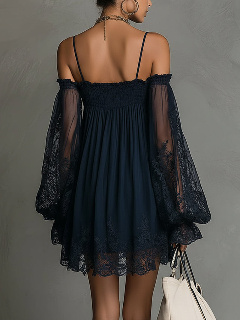 Noemi | Miniklänning i marinblå chiffong med off shoulder-ringning, spetskant och transparenta ärmar