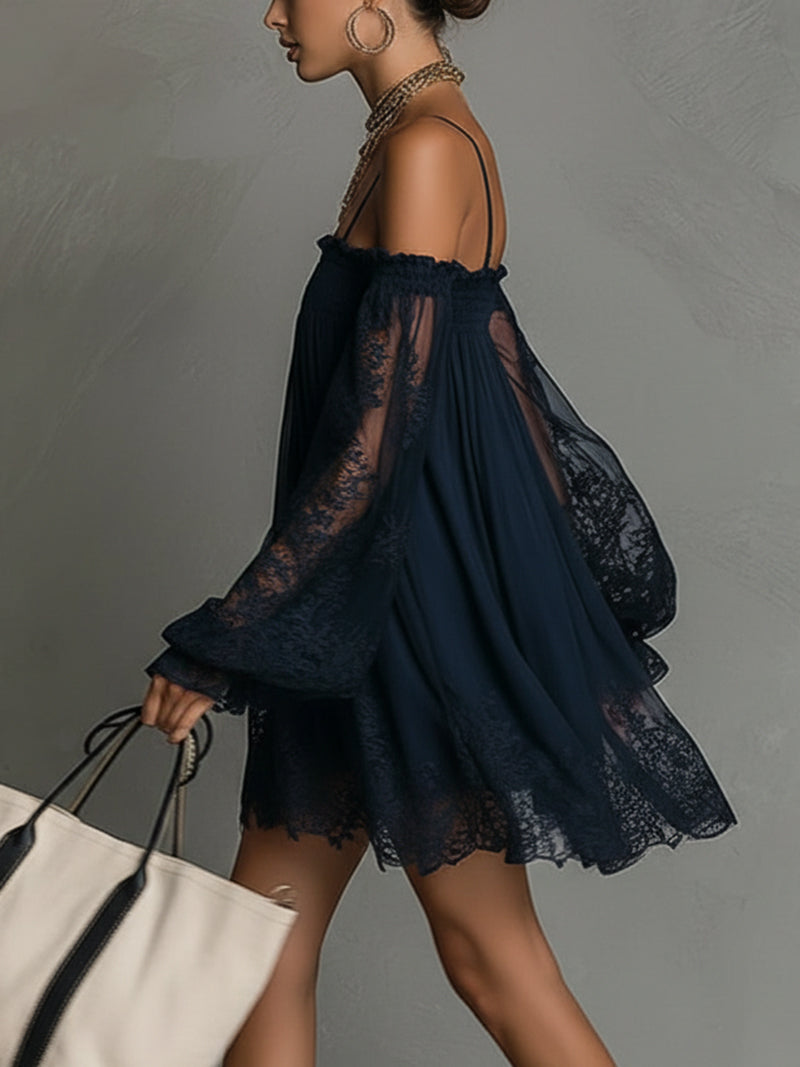 Noemi | Miniklänning i marinblå chiffong med off shoulder-ringning, spetskant och transparenta ärmar