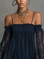 Noemi | Miniklänning i marinblå chiffong med off shoulder-ringning, spetskant och transparenta ärmar