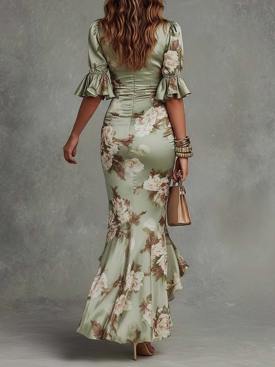Anna - Asymmetrisk lång klänning i grön satin med V-ringning, utställda puffärmar och blommigt mönster